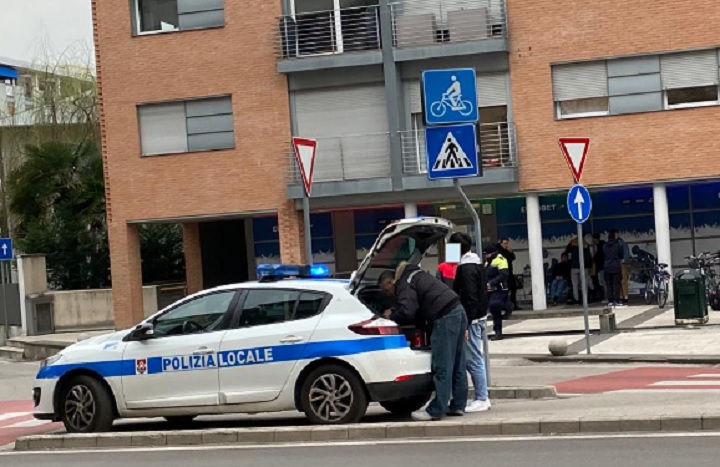 BAZZICAVANO TRA PARCHI CITTADINI E STRADE URBANE CON SVARIATI GRAMMI DI HASHISH E MARIJUANA. SEI RAGAZZI SEGNALATI PER POSSESSO DI STUPEFACENTI